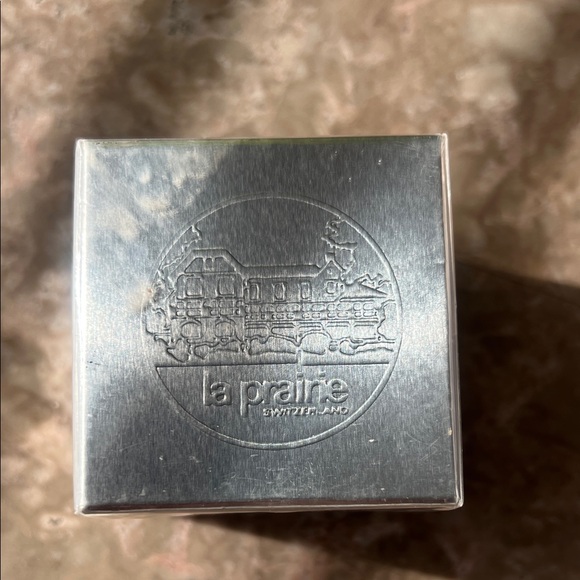 La Prairie Cellular Radiance Eye Cream in Silver Box - Picture 2 of 5